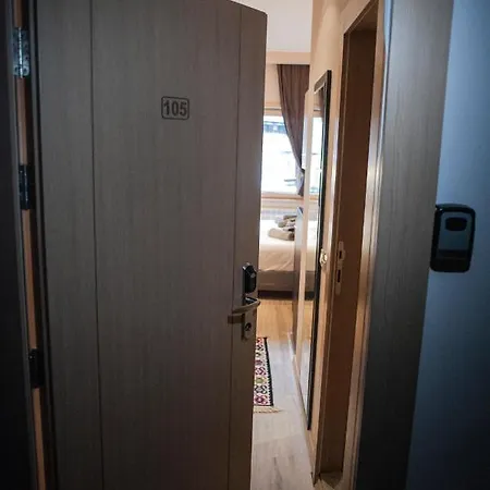 Brvenik 105, Konaci -